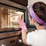 Как очистить микроволновую печь в домашних условиях