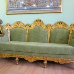 Оформляем старинные диваны и кресла:  выбираем материал для обивки мебели