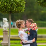 Советы фотографа на свадьбу:  как естественно держаться на фотосете
